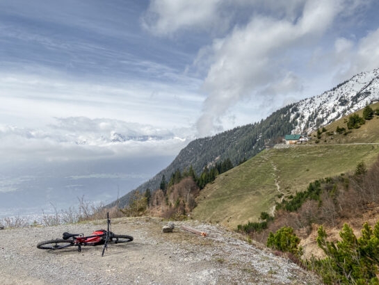 Endstation für heute, auf Grund der Lawine im Rossfall kurz vor der Höttinger Alm