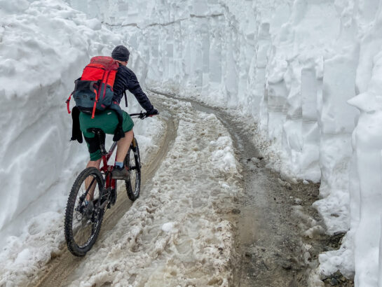 Durch den gestern freigeschaufelten "Canyon" durch den Lawinenkegel kurz vor der Höttinger Alm
