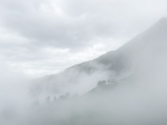 Die Höttinger Alm im Nebel