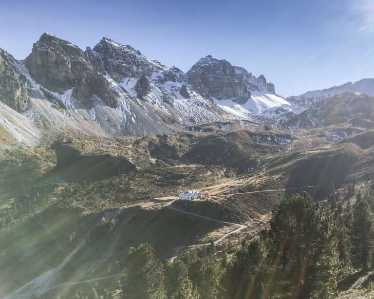 Die Kalkkögel mit der Adolf-Pichler Hütte im Herbst