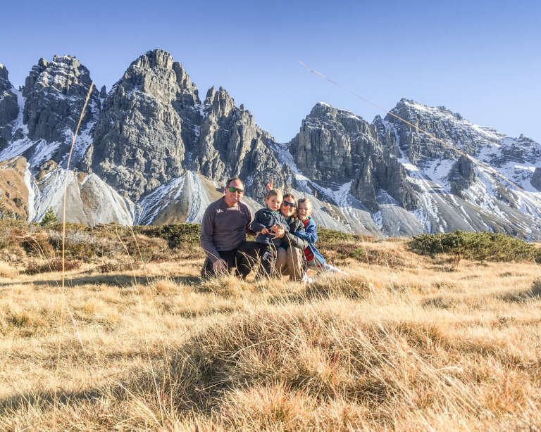 Familienfoto vor der wunderschönen herbstlichen Kulisse der Kalkkögel
