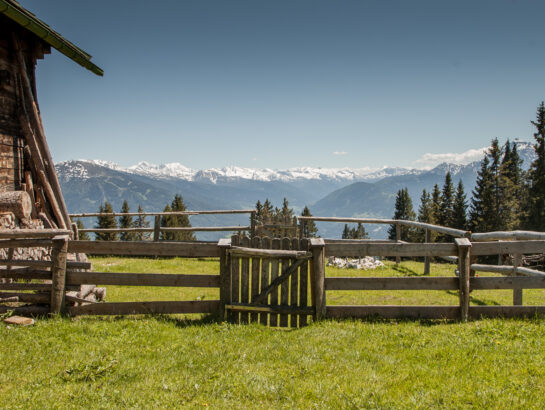 Achselkopfhütte mit Blick nach Süden
