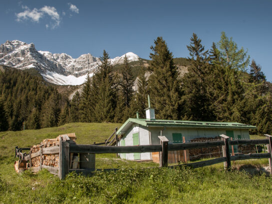 Die Aspachhütte Blickrichtung Norden, mit dem Schneekar im Hintergrund