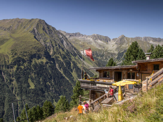 Die Bänkenalm mit Sonnenterrasse, Blick Richtung Nordwesten