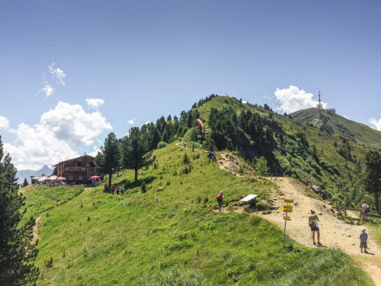 Alpengasthaus Boscheben am Zirbenweg mit dem Patscherkofel im Hintergrund