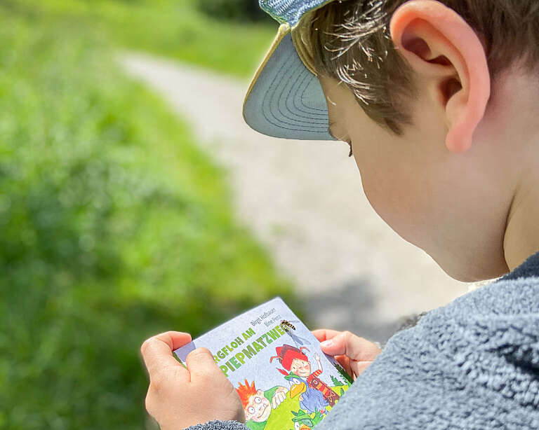 Kurz vor dem Start der Wanderung wird noch einmal das Bergfloh Büchlein studiert