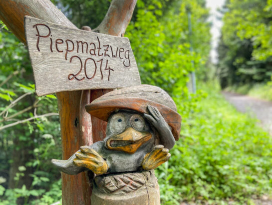 Entlang des gesamten Wegs begleiten uns die geschnitzten Figuren der Pipmätze und Riesen