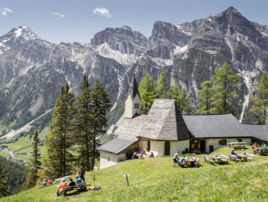 St. Magdalena mit Habicht, Ilm- und Kirchdachspitze im Hintergrund